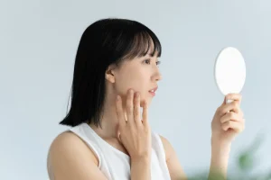 口を閉じても前歯が噛み合わないのは普通?